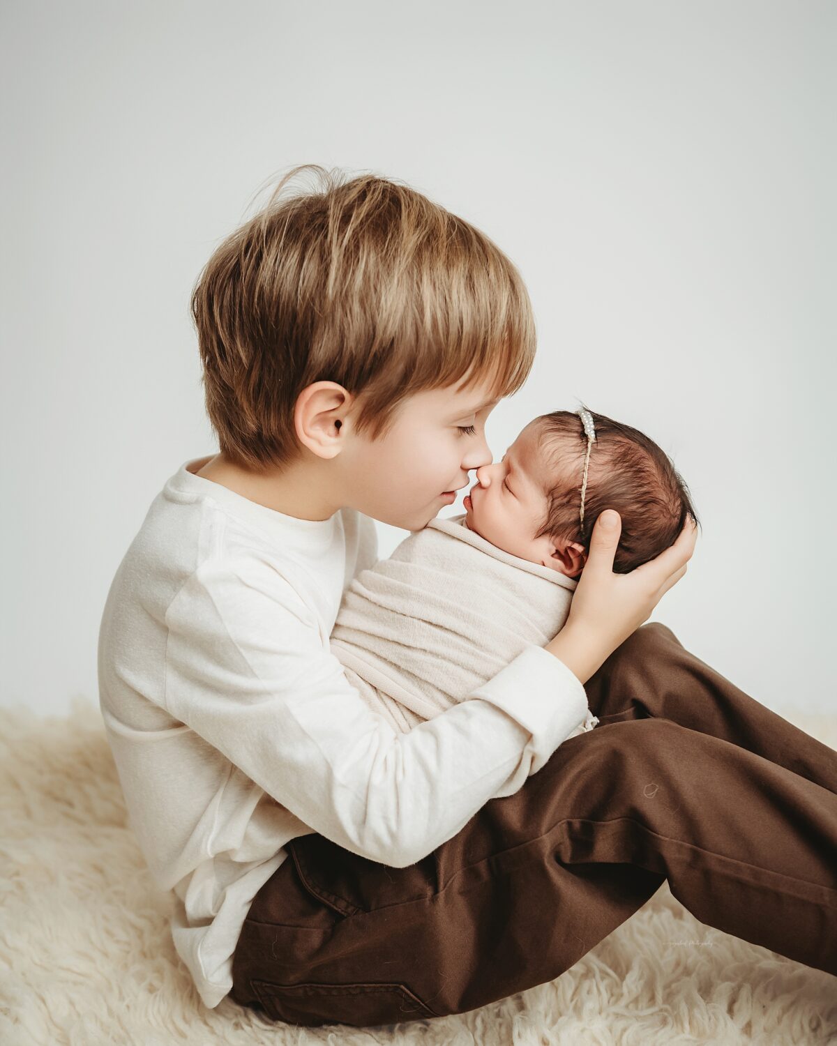 siblings shots newborn session in Bel Air, MD