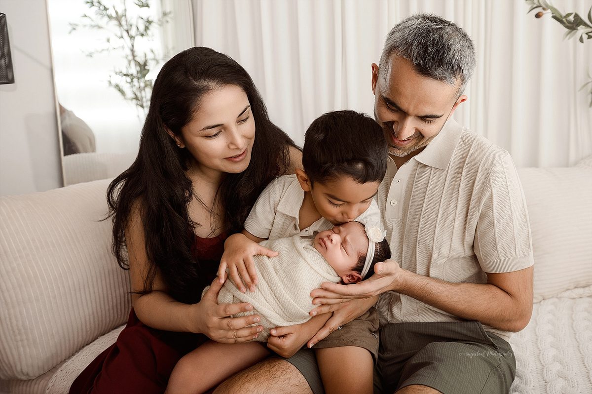 newborn session with family pictures